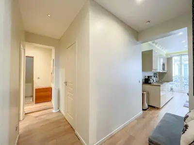 Cuisine ou kitchenette dans l'établissement UrbanFlat 61 - 3 Bedrooms Apartment Center of Paris