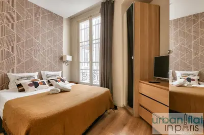 Un ou plusieurs lits dans un hébergement de l'établissement UrbanFlat 61 - 3 Bedrooms Apartment Center of Paris