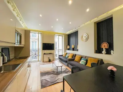 Télévision ou salle de divertissement dans l'établissement UrbanFlat 61 - 3 Bedrooms Apartment Center of Paris
