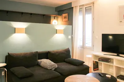 Télévision ou salle de divertissement dans l'établissement Bright studio in the heart of Paris well located