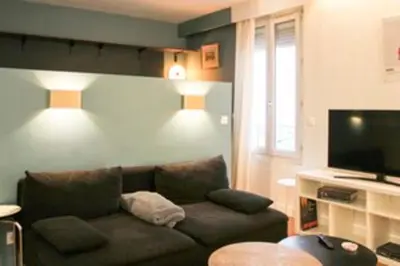 Télévision ou salle de divertissement dans l'établissement Bright studio in the heart of Paris well located