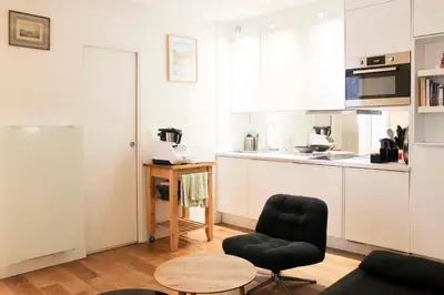 Cuisine ou kitchenette dans l'établissement Bright studio in the heart of Paris well located