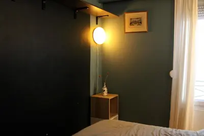 Un ou plusieurs lits dans un hébergement de l'établissement Bright studio in the heart of Paris well located