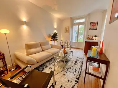 Coin salon dans l'établissement Elegant two-room apartment with garden, 10 min from La Défense