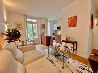 Coin salon dans l'établissement Elegant two-room apartment with garden, 10 min from La Défense