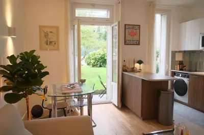Cuisine ou kitchenette dans l'établissement Elegant two-room apartment with garden, 10 min from La Défense