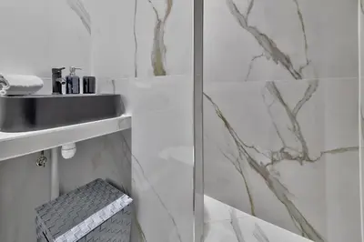 Salle de bains dans l'établissement UrbanFlat 98 - Large Apartment in the center of Paris