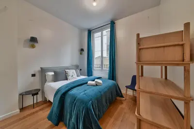 Un ou plusieurs lits dans un hébergement de l'établissement UrbanFlat 98 - Large Apartment in the center of Paris