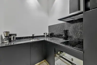 Cuisine ou kitchenette dans l'établissement UrbanFlat 98 - Large Apartment in the center of Paris