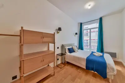 Un ou plusieurs lits dans un hébergement de l'établissement UrbanFlat 98 - Large Apartment in the center of Paris