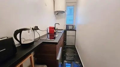 Cuisine ou kitchenette dans l'établissement APPARTEMENT TOUT NEUF QUARTIER TOUR EIFFEL, INVALIDES et TROCADERO