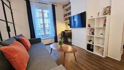 Télévision ou salle de divertissement dans l'établissement APPARTEMENT TOUT NEUF QUARTIER TOUR EIFFEL, INVALIDES et TROCADERO