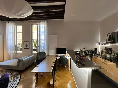 Cuisine ou kitchenette dans l'établissement Le Marais à Paris - Appartement d'artiste
