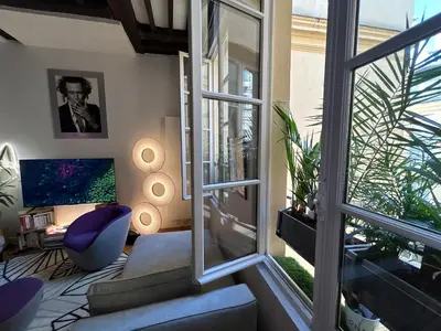 Coin salon dans l'établissement Le Marais à Paris - Appartement d'artiste