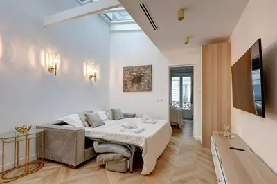 Télévision ou salle de divertissement dans l'établissement TBS 204 - Prestigious suite near Champs-Élysées