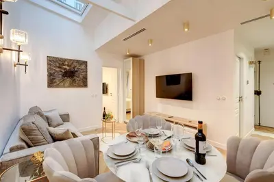 Télévision ou salle de divertissement dans l'établissement TBS 204 - Prestigious suite near Champs-Élysées