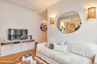 Télévision ou salle de divertissement dans l'établissement Elegant Apartment - Montorgueil - Le Marais