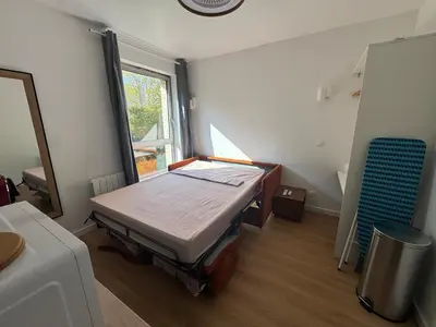 Un ou plusieurs lits dans un hébergement de l'établissement New studio apartment hotel Palais des Congrès 11
