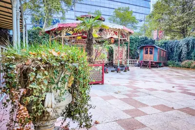 Jardin de l'établissement chambre dans appartement avec balcon vie animée et restos