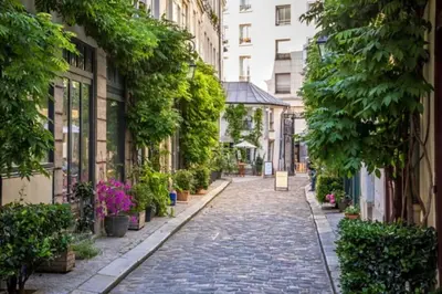 Jardin de l'établissement chambre dans appartement avec balcon vie animée et restos