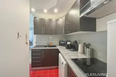 Cuisine ou kitchenette dans l'établissement chambre dans appartement avec balcon vie animée et restos