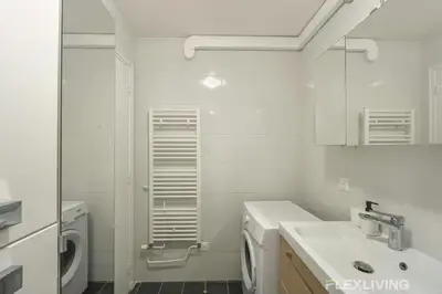 Salle de bains dans l'établissement chambre dans appartement avec balcon vie animée et restos