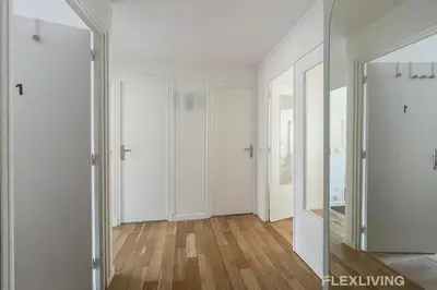 Plan de l'établissement chambre dans appartement avec balcon vie animée et restos
