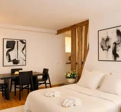 Un ou plusieurs lits dans un hébergement de l'établissement Stunning Jardin du Luxembourg property with lift