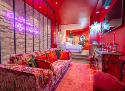 Coin salon dans l'établissement Suite Jacuzzi & Sauna privatifs - Paris - Or Norme By Le Douze