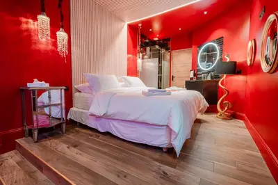 Un ou plusieurs lits dans un hébergement de l'établissement Suite Jacuzzi & Sauna privatifs - Paris - Or Norme By Le Douze