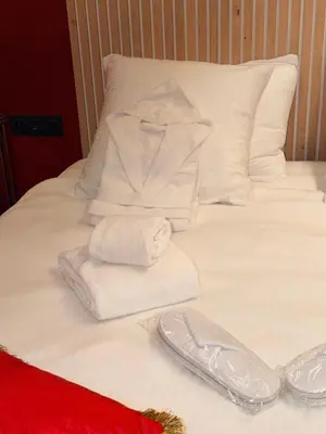 Un ou plusieurs lits dans un hébergement de l'établissement Suite Jacuzzi & Sauna privatifs - Paris - Or Norme By Le Douze