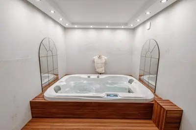 Plan de l'établissement Suite Jacuzzi & Sauna privatifs - Paris - Or Norme By Le Douze