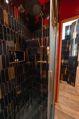 Salle de bains dans l'établissement Suite Jacuzzi & Sauna privatifs - Paris - Or Norme By Le Douze