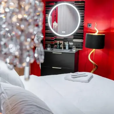 Suite Jacuzzi & Sauna privatifs - Paris - Or Norme By Le Douze