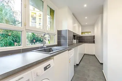 Cuisine ou kitchenette dans l'établissement Séjour accueillant 3 chambres dans le 20ème