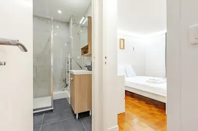 Salle de bains dans l'établissement Séjour accueillant 3 chambres dans le 20ème