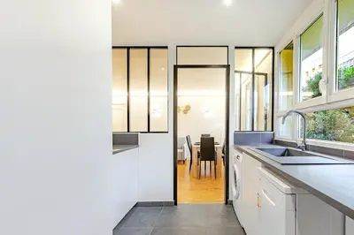 Cuisine ou kitchenette dans l'établissement Séjour accueillant 3 chambres dans le 20ème