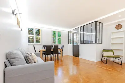 Coin salon dans l'établissement Séjour accueillant 3 chambres dans le 20ème