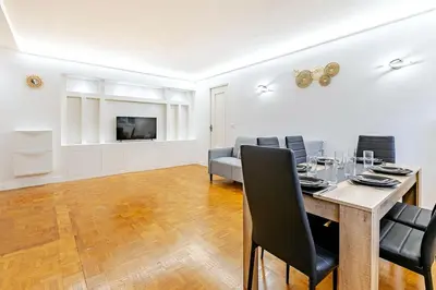 Télévision ou salle de divertissement dans l'établissement Séjour accueillant 3 chambres dans le 20ème