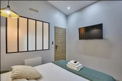 Un ou plusieurs lits dans un hébergement de l'établissement Superb 3-bedroom8-person apartment near Bois de Vincennes