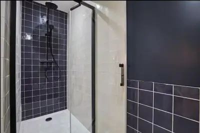 Salle de bains dans l'établissement Superb 3-bedroom8-person apartment near Bois de Vincennes