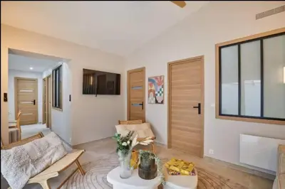 Télévision ou salle de divertissement dans l'établissement Superb 3-bedroom8-person apartment near Bois de Vincennes