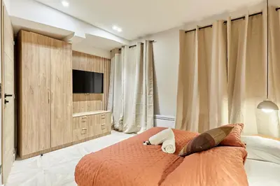 Télévision ou salle de divertissement dans l'établissement Superb 3-bedroom flat near the Moulin Rouge and Montmartre