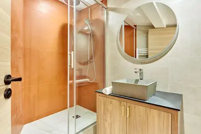 Salle de bains dans l'établissement Superb 3-bedroom flat near the Moulin Rouge and Montmartre