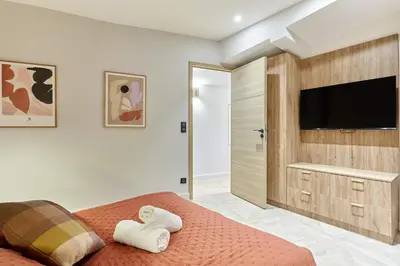 Télévision ou salle de divertissement dans l'établissement Superb 3-bedroom flat near the Moulin Rouge and Montmartre