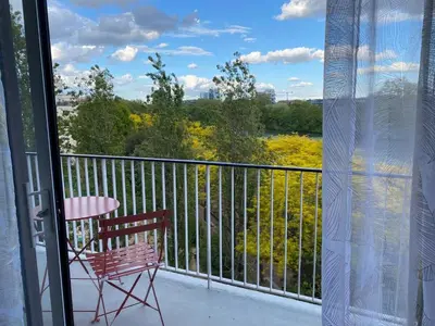 Balcon ou terrasse dans l'établissement Appartement chaleureux Belle vue Proche de Paris