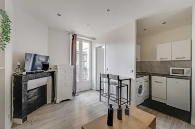 Cuisine ou kitchenette dans l'établissement Cosy Studio - 2P- Clichy