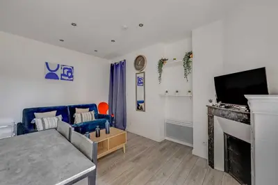 Télévision ou salle de divertissement dans l'établissement Cosy Studio - 2P- Clichy