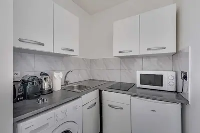 Cuisine ou kitchenette dans l'établissement Cosy Studio - 2P- Clichy