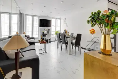 Télévision ou salle de divertissement dans l'établissement 95 Bardotlulu - Wonderful apartment in Paris 2